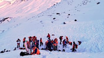 Opt persoane au murit în avalanșele din Austria. Autoritățile au mobilizat multiple echipe de salvare
