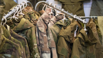 Autoritățile din Barbados interzic purtarea hainelor cu model camuflaj, inclusiv de către copii. Turiștii riscă amenzi de până la 3.500 de euro sau un an de închisoare