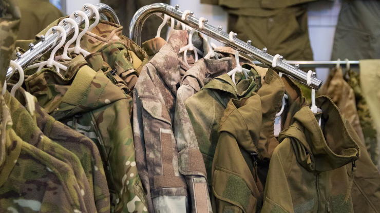 Autoritățile din Barbados interzic purtarea hainelor cu model camuflaj, inclusiv de către copii. Turiștii riscă amenzi de până la 3.500 de euro sau un an de închisoare