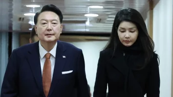 Coreea de Sud condamnă fostul cuplu Prezidențial pentru prima dată în istoria țării. Fosta Primă Doamnă a acceptat mită sub formă de bunuri de lux, inclusiv genți Chanel și un colier cu diamant