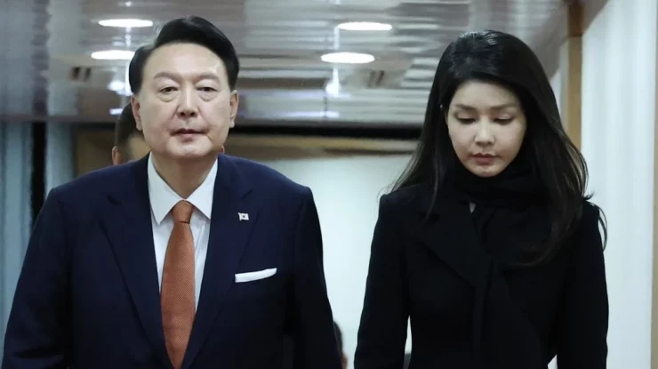 Coreea de Sud condamnă fostul cuplu Prezidențial pentru prima dată în istoria țării. Fosta Primă Doamnă a acceptat mită sub formă de bunuri de lux, inclusiv genți Chanel și un colier cu diamant