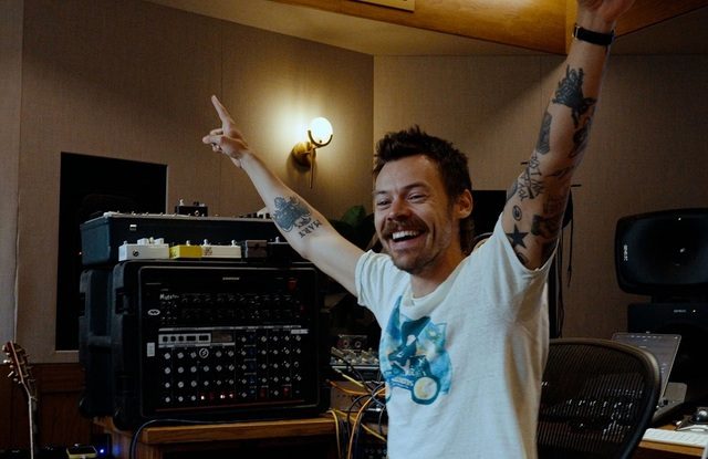 Harry Styles anunţă lansarea primului single de pe albumul „Kiss All The Time. Disco Occasionally”