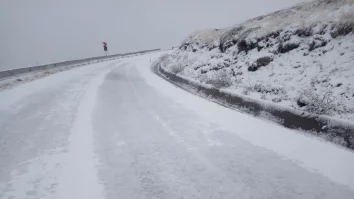 Traficul rutier se desfășoară în condiții de iarnă pe A1 și în mai multe județe. Ninsoarea afectează circulația