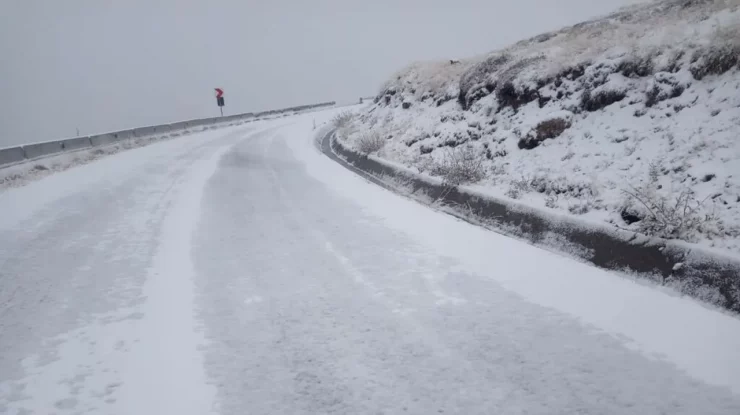 Traficul rutier se desfășoară în condiții de iarnă pe A1 și în mai multe județe. Ninsoarea afectează circulația