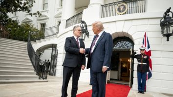 Starmer l-a avertizat pe Trump că „aplicarea de tarife aliaților NATO este complet greșită”