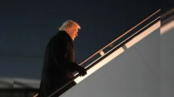 Air Force One se întoarce la Washington din cauza unei defecțiuni. Trump și delegația sa și-au au continuat călătoria către Forumul Economic Mondial de la Davos cu un alt avion