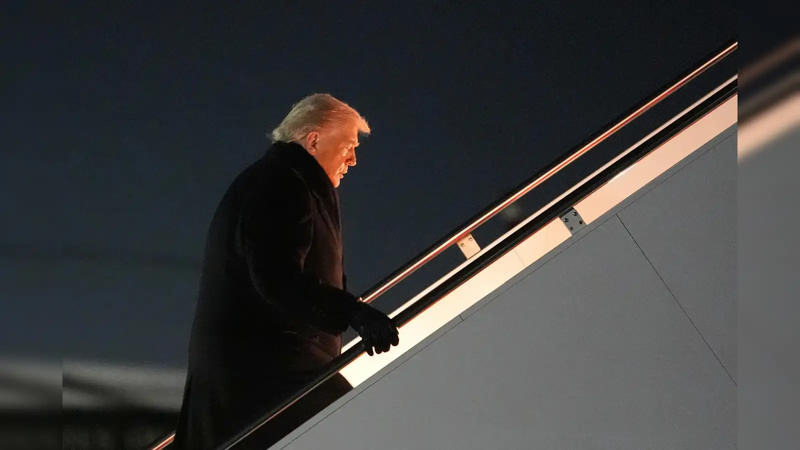 Air Force One se întoarce la Washington din cauza unei defecțiuni. Trump și delegația sa și-au au continuat călătoria către Forumul Economic Mondial de la Davos cu un alt avion