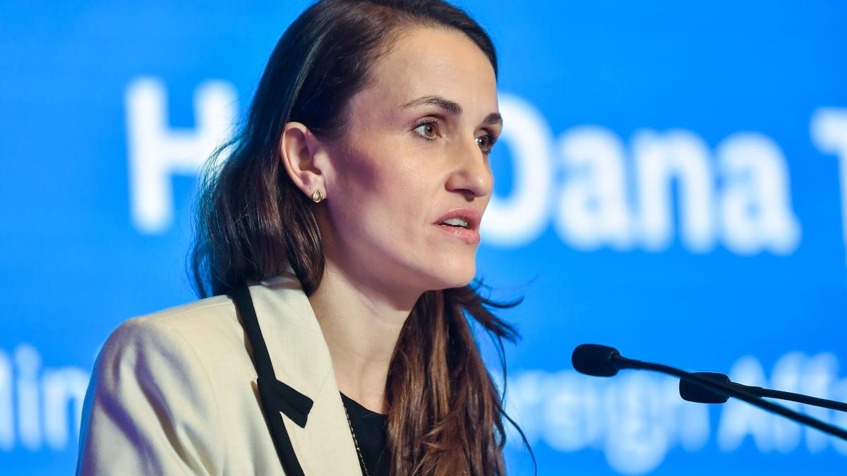 Oana Țoiu reacționează la criticile lui Trump de la Davos la adresa sprijinului NATO: „Istoria a răspuns deja la întrebarea Președintelui Trump. După 11 septembrie, România a trimis soldați în Afanistan fără să fie membră NATO”