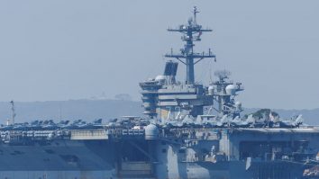 Portavionul USS Abraham Lincoln și „flota masivă de nave de război” au ajuns în Orientul Mijlociu. Trump ar putea ordona un atac devastator asupra Iranului în orice moment