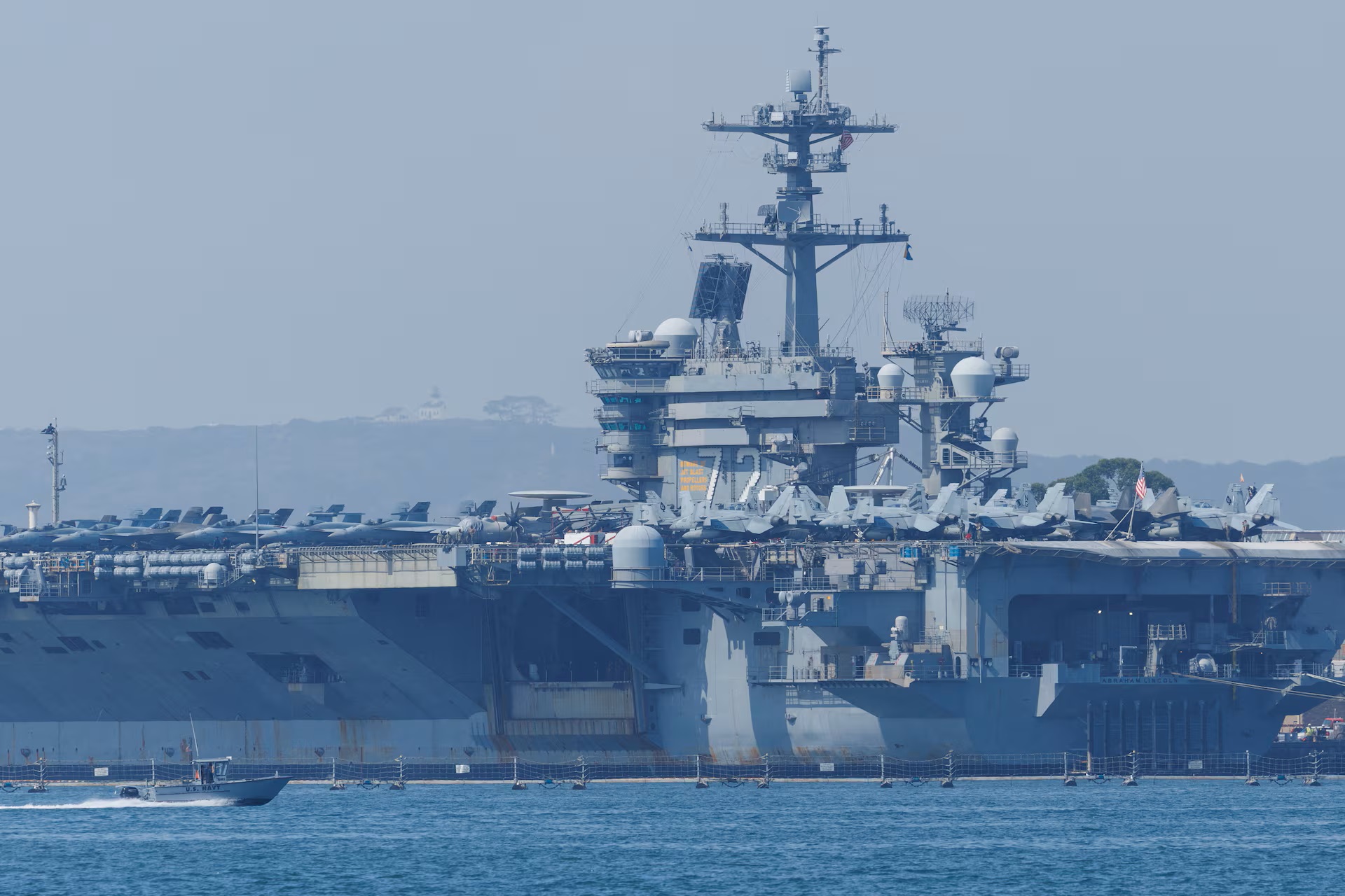 Portavionul USS Abraham Lincoln și „flota masivă de nave de război” au ajuns în Orientul Mijlociu. Trump ar putea ordona un atac devastator asupra Iranului în orice moment
