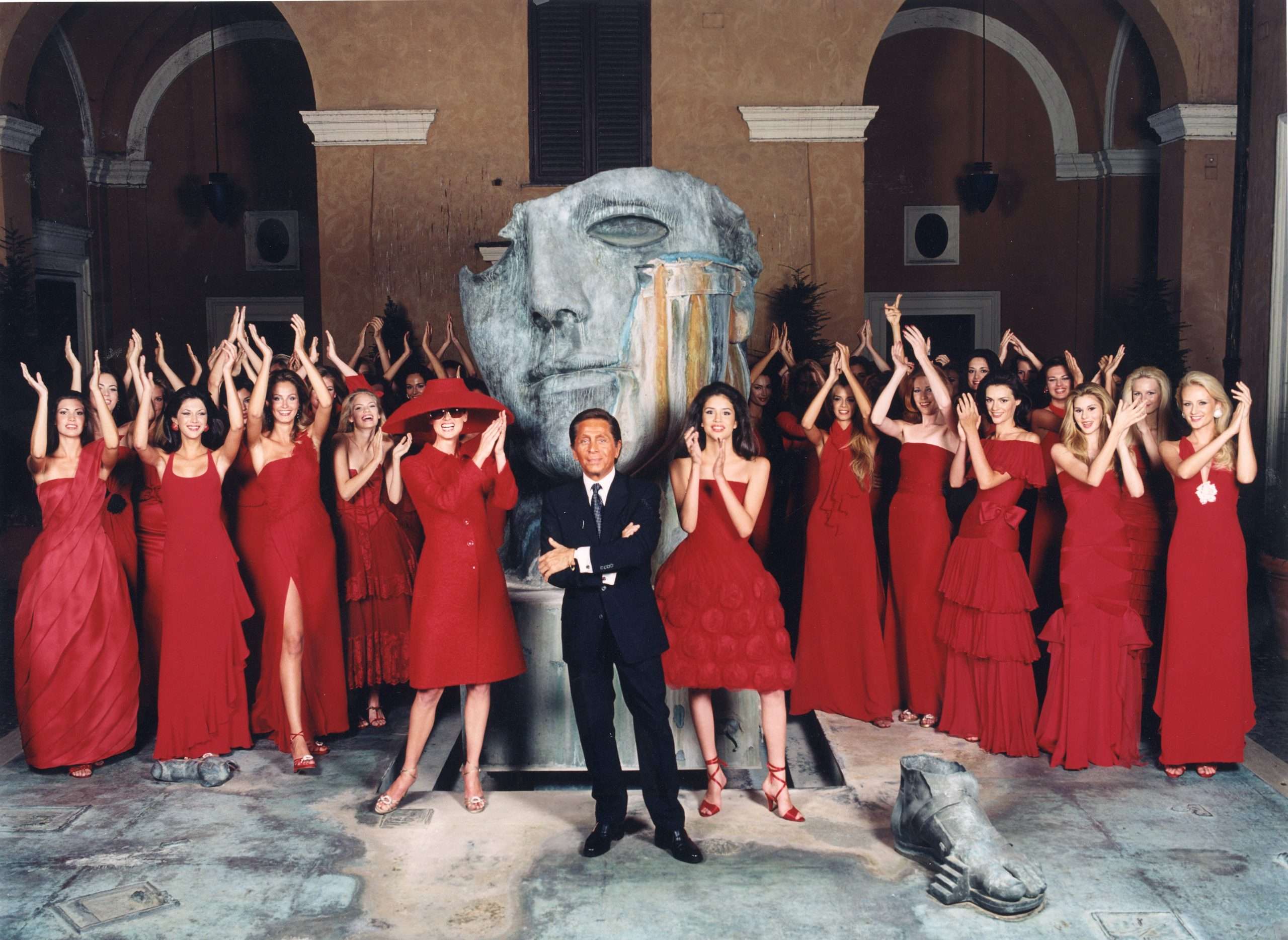 Valentino Garavani, legendarul designer vestimentar italian, a murit astăzi la 93 de ani