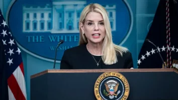 Departamentul de Justiție al SUA trimite Congresului o listă cu persoane „expuse politic” menționate în dosarele Epstein. Pam Bondi spune că toate documentele cerute de lege în cazul Epstein au fost publicate