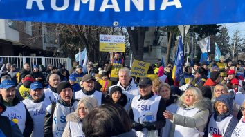 Sindicatele din Educație, alături de ANOSR, protestează astăzi în Piața Victoriei. Sindicatele cer revenirea la normele și bursele de dinainte de Legea Bolojan