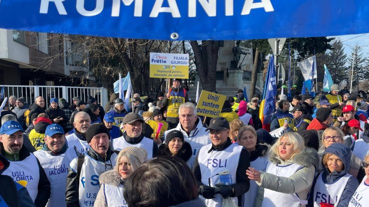Sindicatele din Educație, alături de ANOSR, protestează astăzi în Piața Victoriei. Sindicatele cer revenirea la normele și bursele de dinainte de Legea Bolojan
