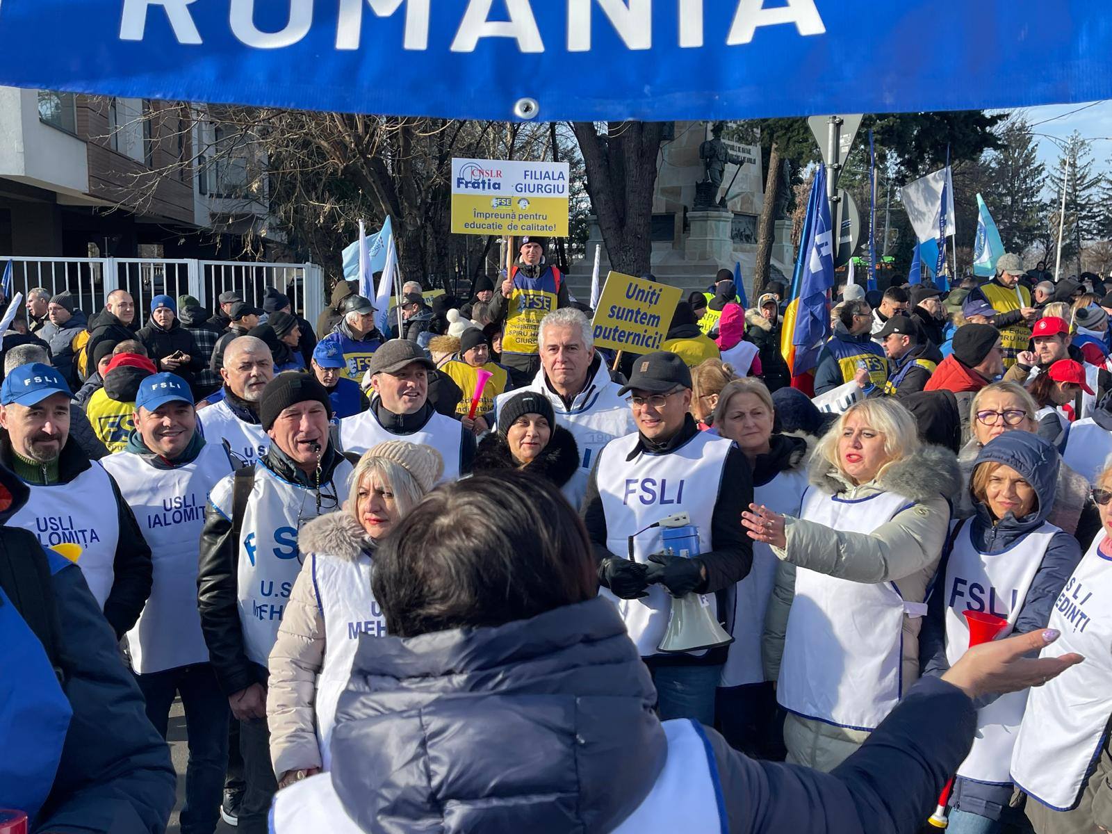 Sindicatele din Educație, alături de ANOSR, protestează astăzi în Piața Victoriei. Sindicatele cer revenirea la normele și bursele de dinainte de Legea Bolojan