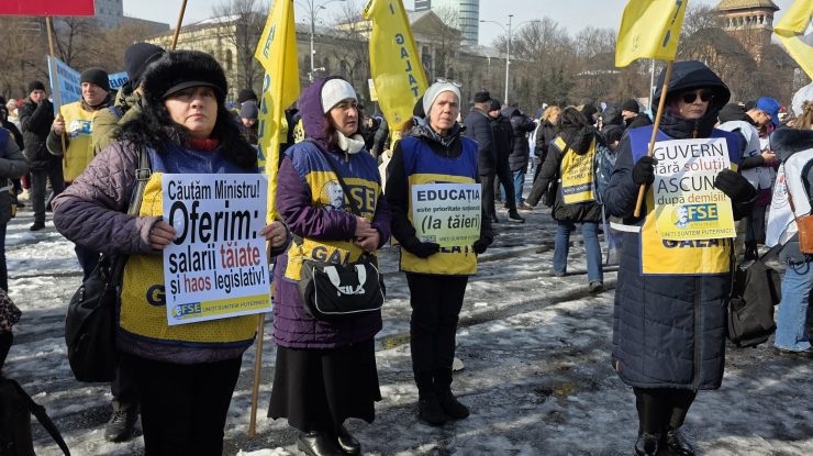 500 de profesori au protestat astăzi la Palatul Cotroceni. Sindicatele din Educație i-au transmis lui Nicușor Dan o scrisoare deschisă: „Școală săracă – Țară needucată”