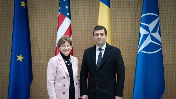 Delegație bipartizană a Congresului SUA, în vizită la București: senatoarea Jeanne Shaheen afirmă că raportul Comisiei Juridice este „un document ideologic partizan” și susține că România rămâne un aliat strategic. Ce spune despre Visa Waiver și prezența trupelor americane?