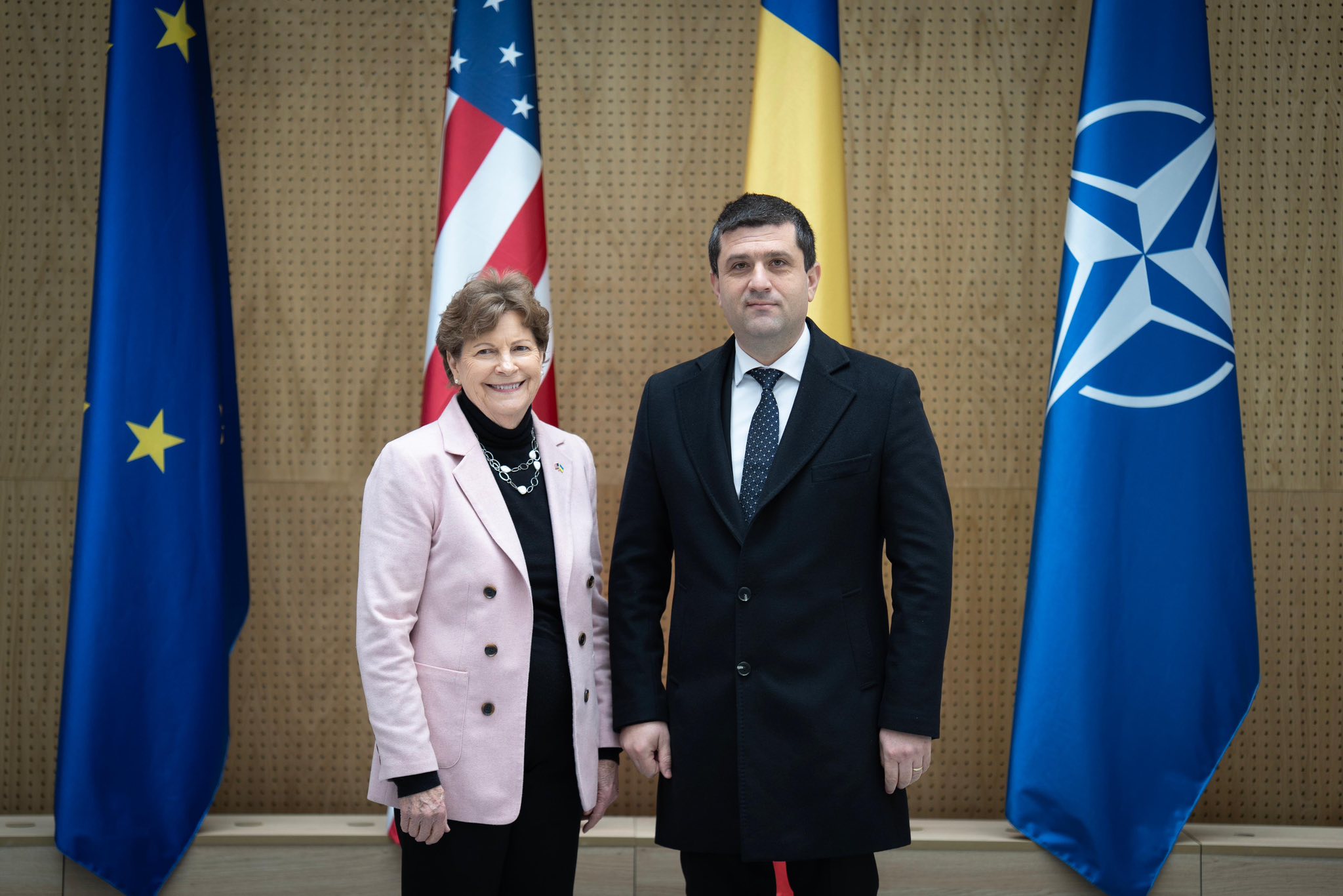 Delegație bipartizană a Congresului SUA, în vizită la București: senatoarea Jeanne Shaheen afirmă că raportul Comisiei Juridice este „un document ideologic partizan” și susține că România rămâne un aliat strategic. Ce spune despre Visa Waiver și prezența trupelor americane?