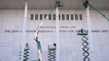 Kennedy Center se va închide timp de doi ani pentru lucrări de renovare, anunță Trump. Mai mulți artiști au decis să nu mai susțină spectacole acolo, după ce Trump și-a adăugat numele pe clădire