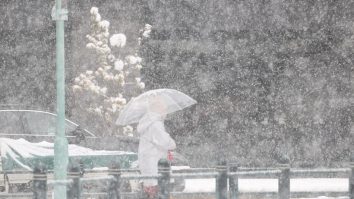 ANM anunță vreme rece și ninsori în aproape toată țara. România intră sub Cod galben de vânt puternic și viscol la munte și în zonele nordice