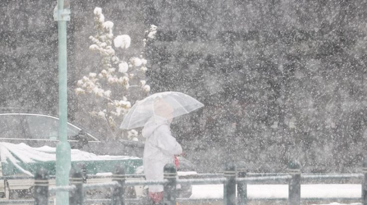 ANM anunță vreme rece și ninsori în aproape toată țara. România intră sub Cod galben de vânt puternic și viscol la munte și în zonele nordice