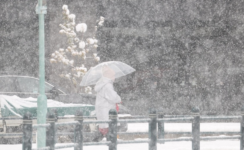ANM anunță vreme rece și ninsori în aproape toată țara. România intră sub Cod galben de vânt puternic și viscol la munte și în zonele nordice