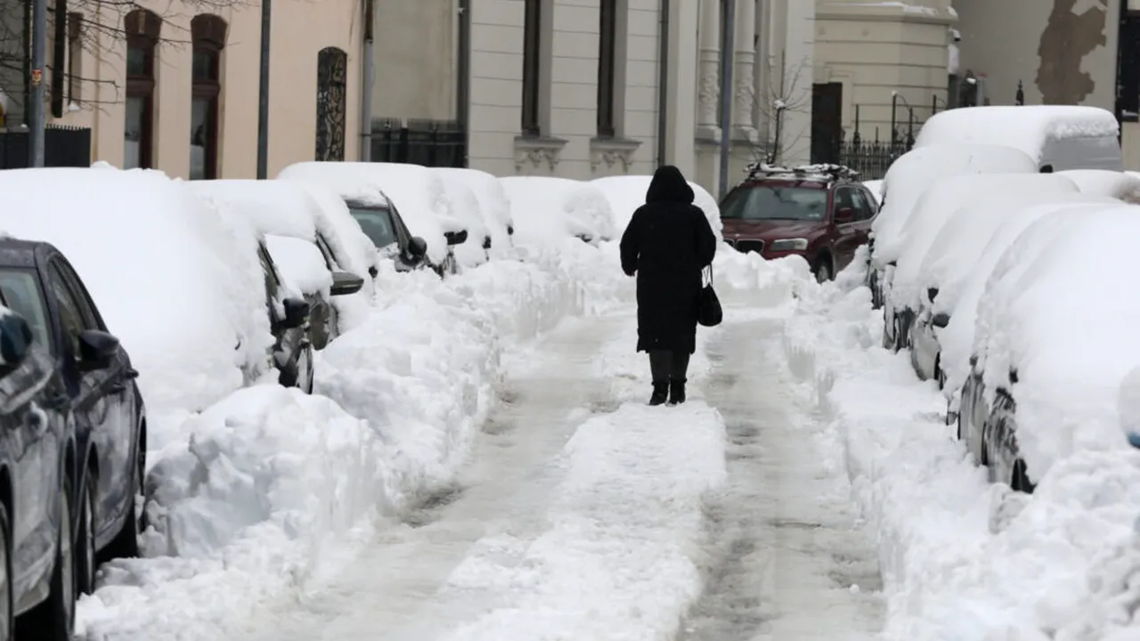 ANM avertizează asupra viscolului și poleiului în București. Stratul de zăpadă va ajunge până la 15 cm în următoarele 48 de ore