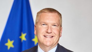 Comisarul european pentru Democrație, Justiție și Stat de Drept vine astăzi la București. Michael McGrath se va întâlni cu Radu Marinescu și Oana Țoiu. Comisia Europeană pregătește Raportul anual privind statul de drept în UE