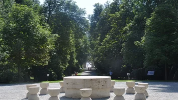 Un fragment de piatră s-a desprins dintr-o bancă a Ansamblului „Calea Eroilor” din Târgu Jiu. Subprefectul județului Gorj: „Brâncuși se fărâmă sub iresponsabilitatea autorităților”