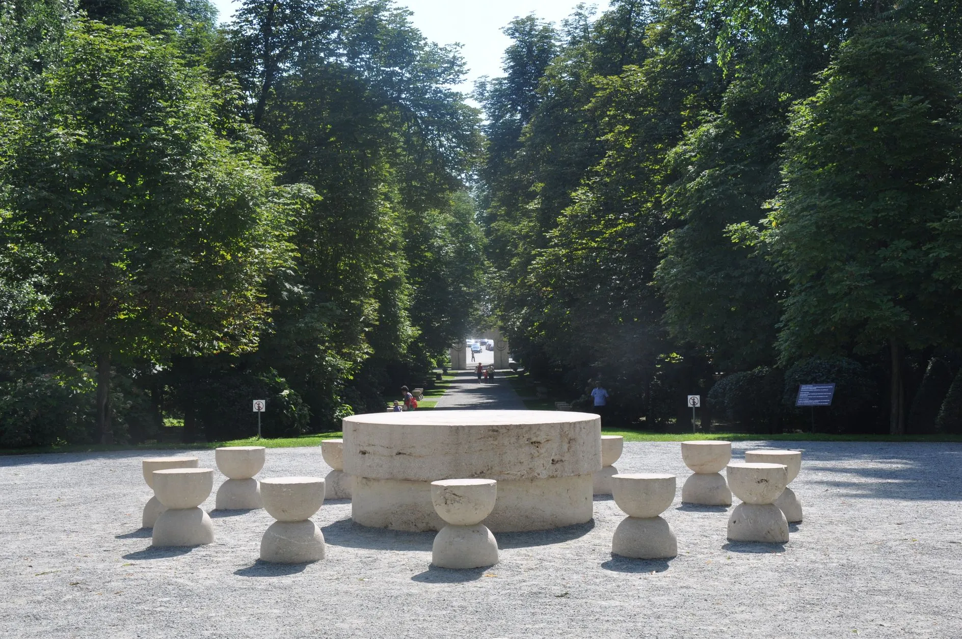 Un fragment de piatră s-a desprins dintr-o bancă a Ansamblului „Calea Eroilor” din Târgu Jiu. Subprefectul județului Gorj: „Brâncuși se fărâmă sub iresponsabilitatea autorităților”