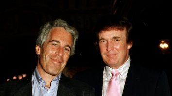 DOJ a blocat publicarea unor documente din Dosarele Epstein în care este menționat Trump, acuză presa americană. Hillary și Bill Clinton sunt audiați astăzi în Congres. Democrații spun că este cea mai mare mușamalizare guvernamentală din istoria modernă