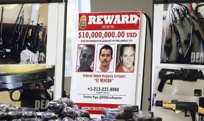 „El Mencho”, cel mai cautăt om din Mexic și liderul temutului cartel de droguri CJNG, a fost ucis de Armata Mexicană într-o operațiune sprijinită de Statele Unite. Au loc lupte violente: Cartelul declară „război” Guvernului, Armata desfășoară tancurile