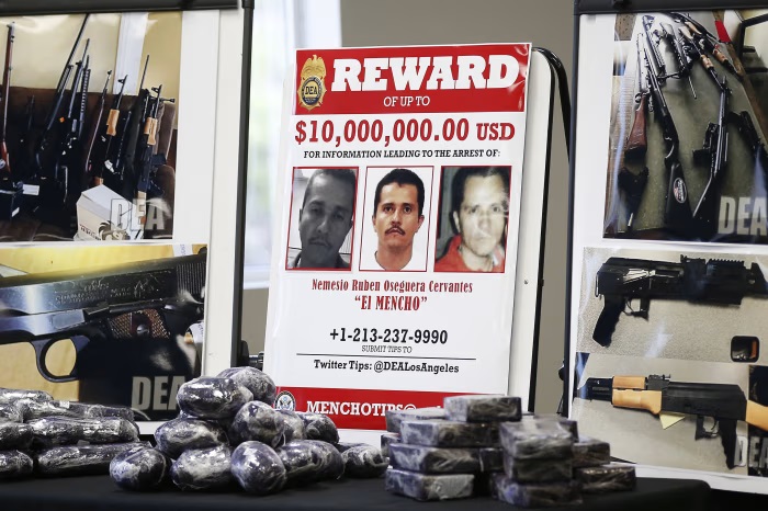 „El Mencho”, cel mai cautăt om din Mexic și liderul temutului cartel de droguri CJNG, a fost ucis de Armata Mexicană într-o operațiune sprijinită de Statele Unite. Cartelul declară „război” Guvernului, Armata desfășoară tancurile