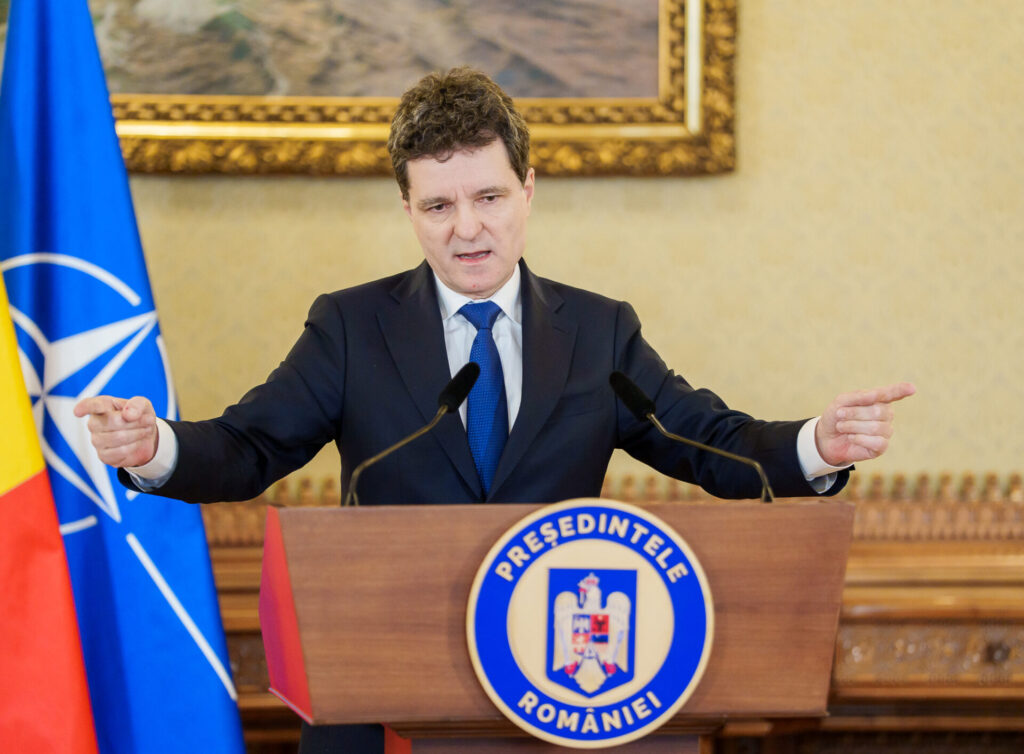 Sondaj CURS. Nicușor Dan este evaluat negativ de 63% dintre respondenți, iar Ilie Bolojan de 74% dintre respondenți. 75% consideră că România se îndreaptă într-o direcție greșită