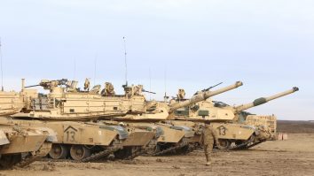 Militarii americani și români au început antrenamentele comune pe tancurile Abrams, în Smârdan, județul Galați. Florin Jipa: „România a cumpărat 54 de tancuri Abrams din SUA, de aproape 1 miliard de euro”