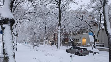 ANM emite Cod portocaliu și Cod galben de ninsori și viscol în 25 de județe și în București: stratul de zăpadă va depăși 50 cm. Tronsoane de pe A1, A3, A7 și A0 sunt închise