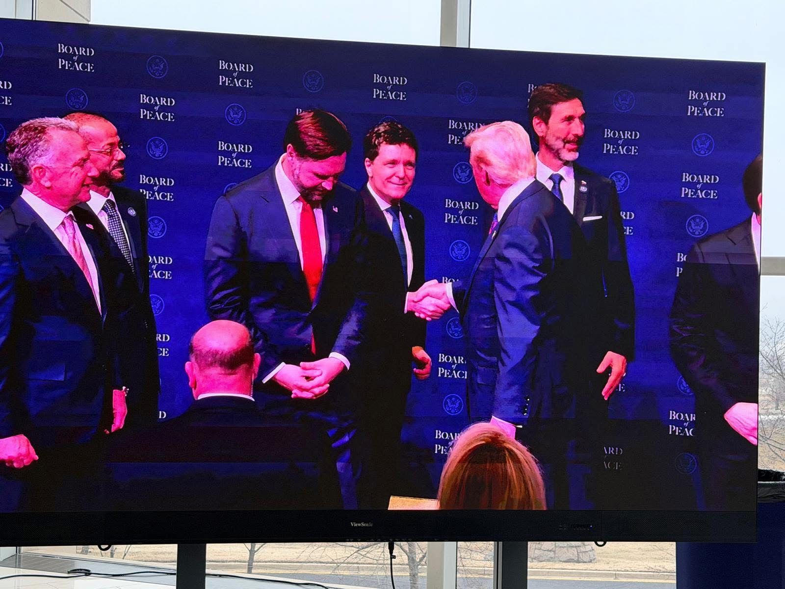 Moment jenant pentru Nicușor Dan la prima reuniune a Consiliului pentru Pace. Trump l-a numit „Prim-ministrul României”