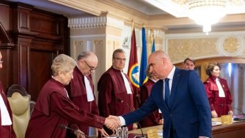 CCR a amânat din nou decizia privind Legea Pensiilor Magistraților. Toni Neacșu, fost judecător CSM: „Bolojan încearcă să dea vina pe Curtea Constituțională pentru pierderea banilor din PNRR”