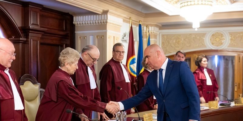 CCR a amânat din nou decizia privind Legea Pensiilor Magistraților. Toni Neacșu, fost judecător CSM: „Bolojan încearcă să dea vina pe Curtea Constituțională pentru pierderea banilor din PNRR”
