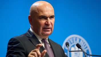 Premierul Ilie Bolojan le mulțumește diplomaților pentru sprijinul acordat românilor, după atacul SUA-Israel în Iran: „Angajații ambasadelor noastre din Orientul Mijlociu sunt la posturi”