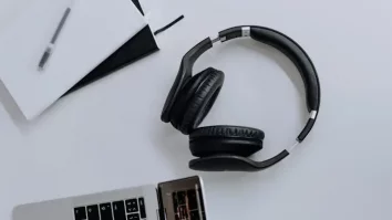 STUDIU. Căștile audio conțin substanțe dăunătoare care pot ajunge în organism. 81 de modele testate au compuși periculoși, asociați cu probleme de fertilitate și boli cardiovasculare