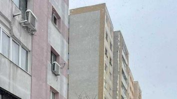 IGSU intervine pentru a debloca mașinile blocate în zăpadă. Circulația rutieră și alimentarea cu energie sunt afectate în mai multe județe