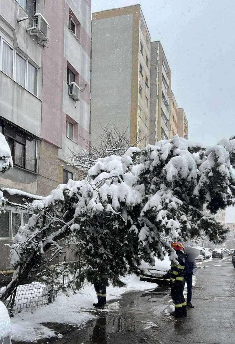 IGSU intervine pentru a debloca mașinile blocate în zăpadă. Circulația rutieră și alimentarea cu energie sunt afectate în mai multe județe