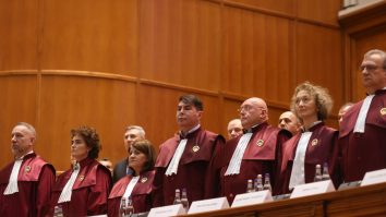 Bolojan a câștigat: Curtea Constituțională taie pensiile speciale. Toni Neacșu, fost judecător CSM: „O ipocrizie și din partea Guvernului, și din partea CCR. Judecătorii CCR nu sunt vizați de această Lege”