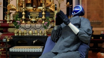 Un templu budist din Kyoto introduce „Buddharoid”, un robot umanoid cu Inteligență Artificială. Călugărul-robot răspunde la întrebări despre anxietate și sensul vieții