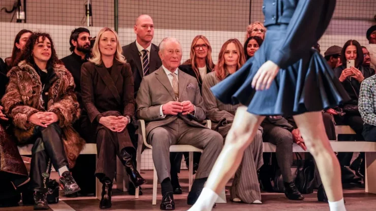 Regele Charles III deschide Săptămâna Modei de la Londra. Răzvan Țupa, poet și autorul recomandărilor citEști: „Așezat în primul rând, pe o pernă de mătase, Regele a asistat la o prezentare vibrantă”