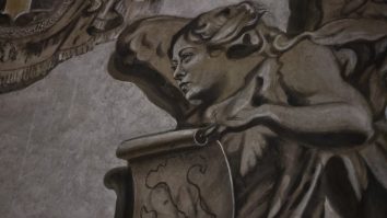 Premierul italian Giorgia Meloni a fost pictată ca înger în Bazilica Sfântul Laurențiu din Lucina din centrul Romei. Opoziția a depus plângere: „Nu putem permite ca arta să devină propagandă”