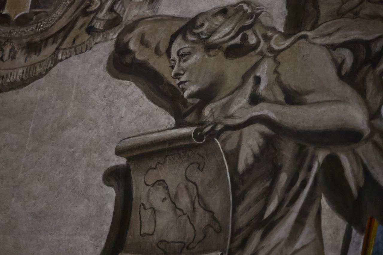 Premierul italian Giorgia Meloni a fost pictată ca înger în Bazilica Sfântul Laurențiu din Lucina din centrul Romei. Opoziția a depus plângere: „Nu putem permite ca arta să devină propagandă”