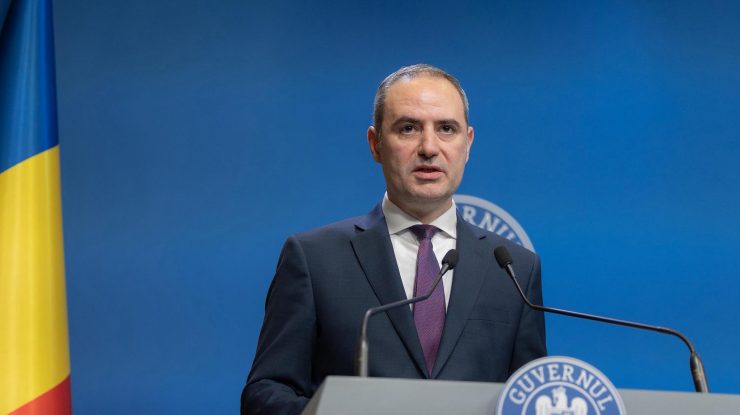 Alexandru Nazare prezintă „proiectul de relansare economică”. Guvernul pregăteşte şase scheme de ajutor de stat, cu o finanţare de 3,95 miliarde de euro, pentru investiţii în sectoare cu deficit comercial, cercetare, apărare, creşterea competitivităţii, românii din diaspora şi materii prime critice