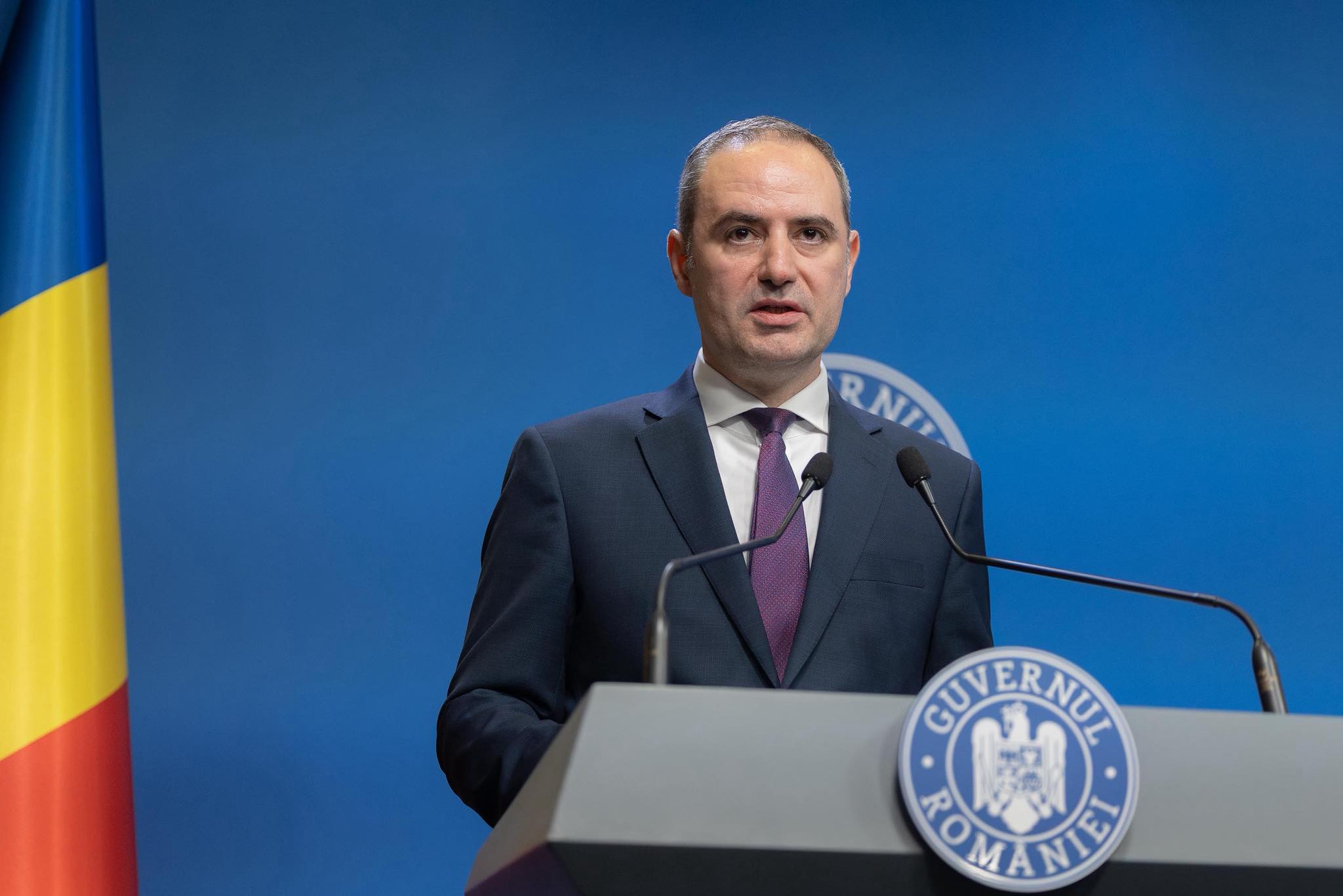 Alexandru Nazare prezintă „proiectul de relansare economică”. Guvernul pregăteşte şase scheme de ajutor de stat, cu o finanţare de 3,95 miliarde de euro, pentru investiţii în sectoare cu deficit comercial, cercetare, apărare, creşterea competitivităţii, românii din diaspora şi materii prime critice